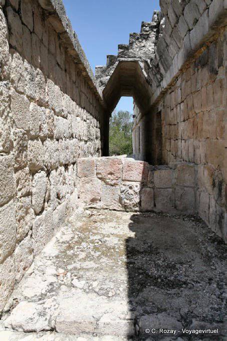 Passage zwischen Wänden, los Edificio Pisos 5, Edzná - Mexiko