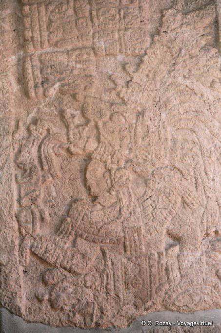 Detail der Skulptur an der Unterseite der Stele Edzná - Mexiko