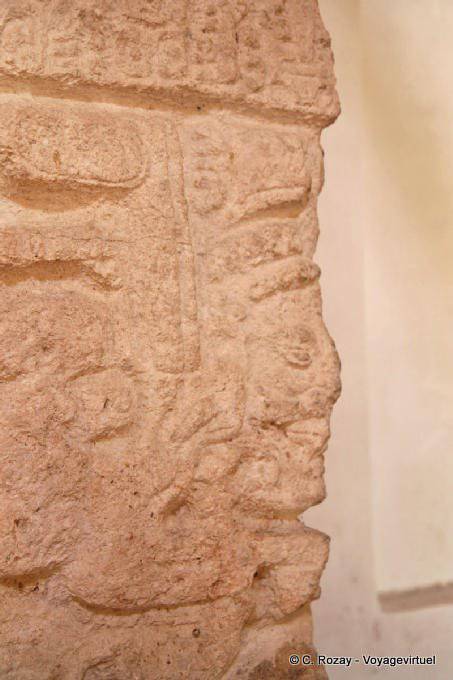 Profil an der Ecke einer Stele, Edzná - Mexiko
