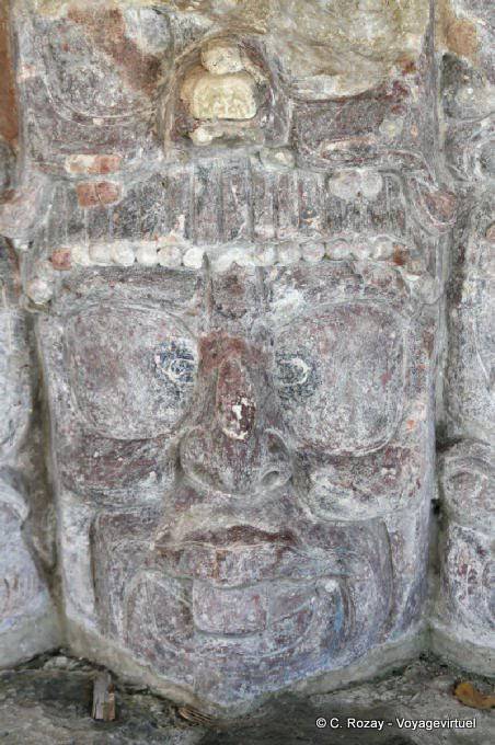 Konzentrieren Sie sich auf der Maske der aufgehenden Sonne, Templo de Mascarones, Edzná - Mexiko