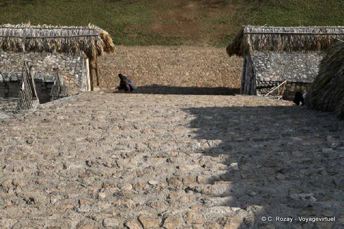 Die Treppe hinunter von der Akropolis, Ek Balam - Mexiko