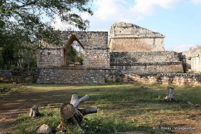 Der Maya-Bogen, bevor ein Fernglas Pyramiden Ek Balam - Mexiko