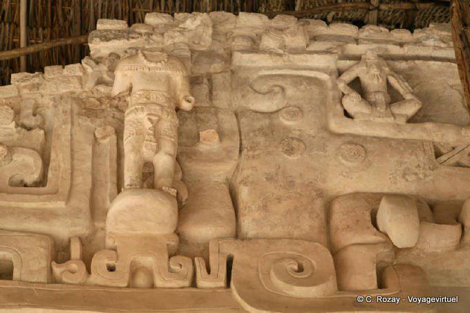 Linken Seite der Stuckfassade der Großen Akropolis, Altar Jaguar, Ek Balam - Mexiko