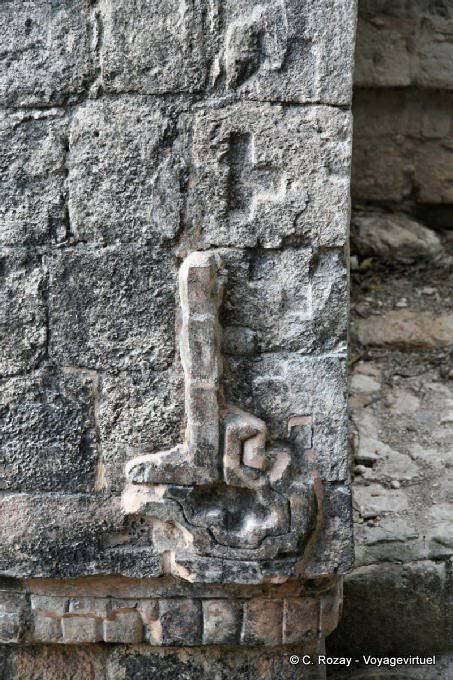 Detail eines Reliefs an der Wand, El Torre, Ek Balam - Mexiko