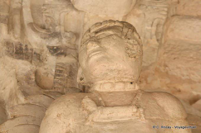 Nahaufnahme einer Statue des Stuckfries von der Akropolis, Altar Jaguar, Ek Balam - Mexiko