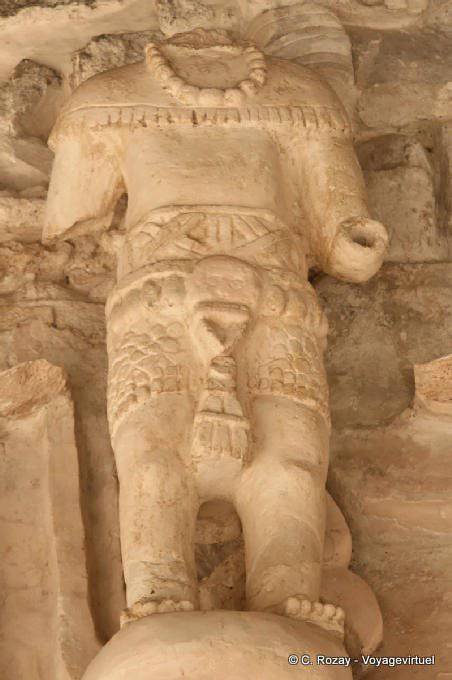 Kopflose Statue linke Seite des Frieses, Jaguar Altar, Ek Balam - Mexiko