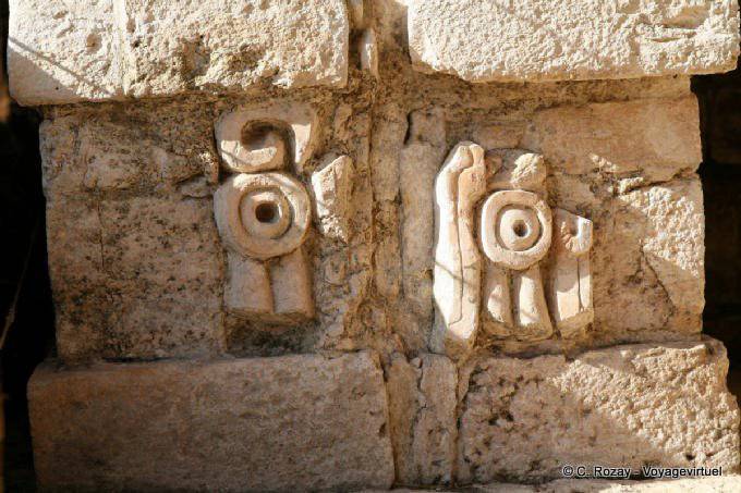 Glyphen an der Wand, El Torre, Ek Balam - Mexiko