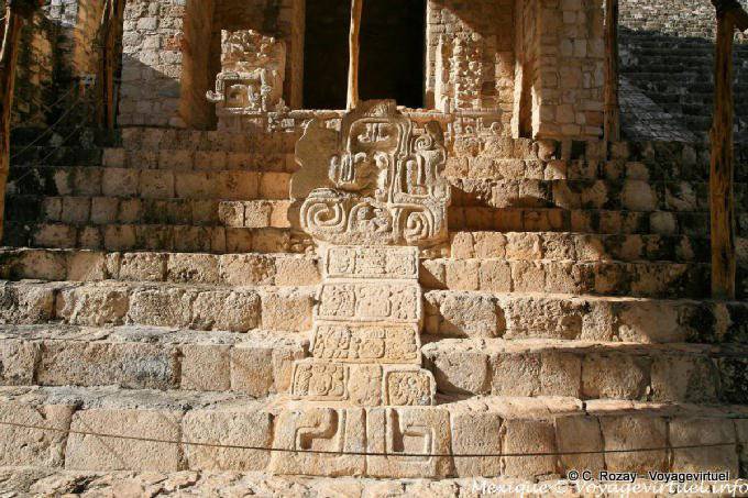 Stele in Schlangenkopf, Bass links El Torre Eingang, Ek Balam - Mexiko