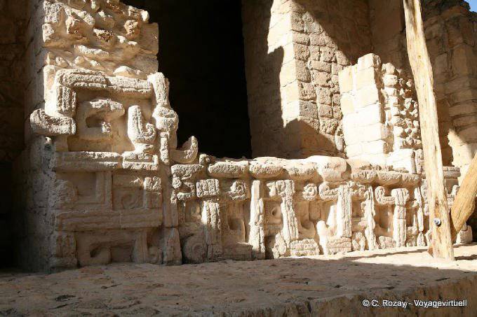 Dekoration in den unteren Teil der linken Tür, Eingang zur Akropolis, Ek Balam geschnitzt - Mexiko