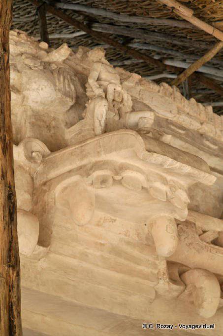 Oben auf dem Kopf der Schlange Monster, Stuckaltar schwarze Jaguar, Ek Balam - Mexiko