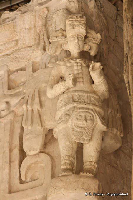 In einer Ecke des Altars der schwarze Jaguar, Krieger trägt eine Feder Feder, Ek Balam - Mexiko
