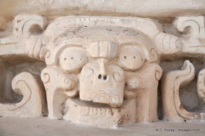 Eine andere Darstellung des geschnitzten Schädelbasis Jaguar Altar, Ek Balam - Mexiko