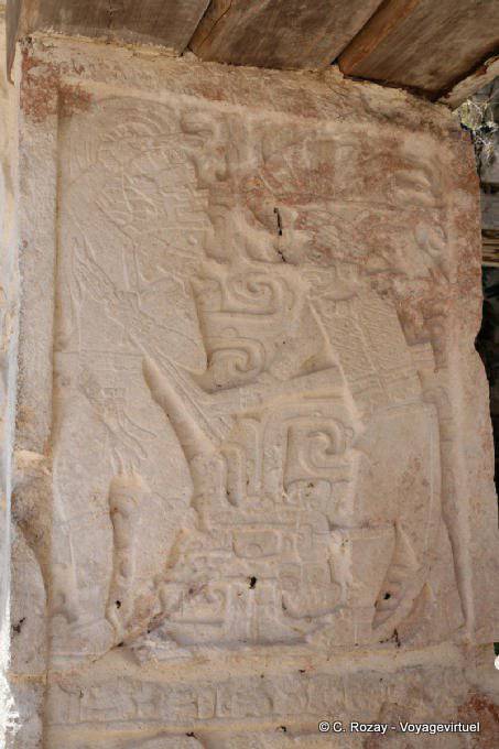 Relief Krieger an einer Wand, Kabah - Mexiko
