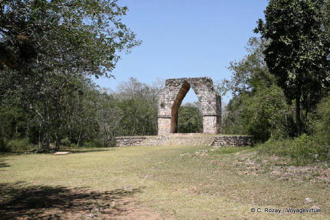 Maya-Bogen in frühen Sacbé, Kabah - Mexiko