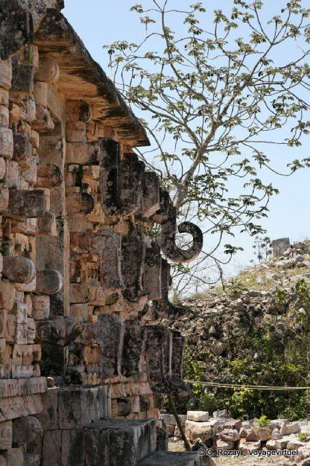 Ein Teil der Fassade des Palastes der Masken, Kabah - Mexiko