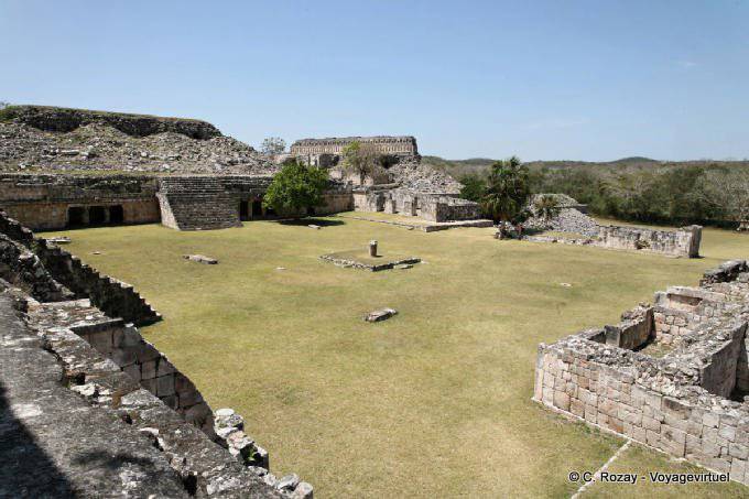 Panorama von dem zentralen Platz von der archäologischen Stätte von Kabah - Mexiko