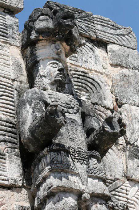 Codz Poop, eine Statue auf der Ostseite des Jaguar Skulptur, Kabah - Mexiko