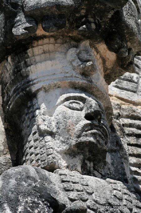 Konzentrieren Sie sich auf das Gesicht der Statue, Ostseite, Jaguar Skulptur, Kabah - Mexiko