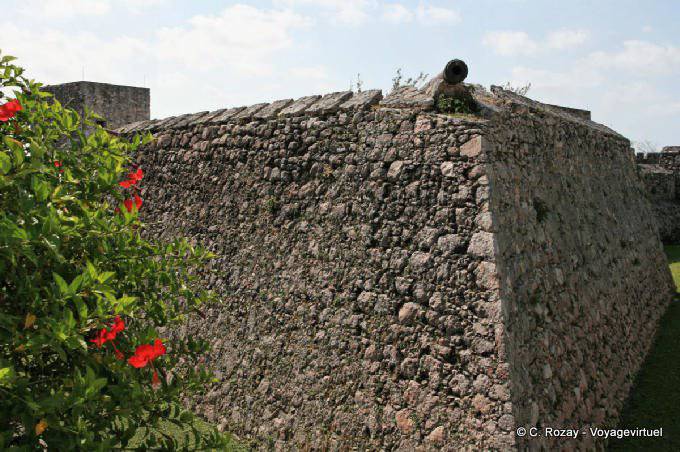 Winkel von der Wand der Festung von San Felipe, Laguna Bacalar - Mexiko