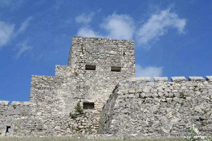 Turm der Festung von San Felipe, Laguna Bacalar - Mexiko