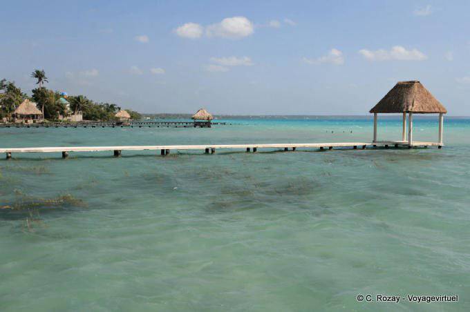Ponton und Hütten in der Nähe einer Cenote, Laguna Bacalar - Mexiko