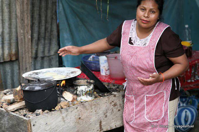 Tortillas auf einem Holzfeuer, Lagunas de Montebello - Mexiko