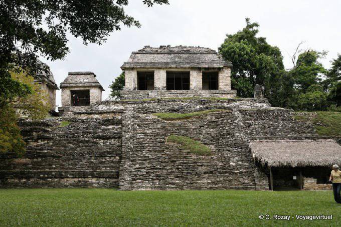 Ausgrabungen am Fuße eines Tempels, Gruppe Nord, Palenque - Mexiko