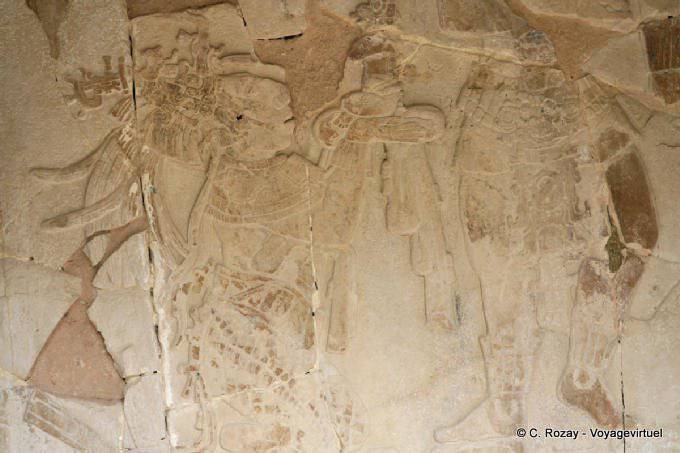 Tz'akb'u hält eine Statuette des Gottes K'awiil, Flachrelief des Templo XIV, Palenque - Mexiko