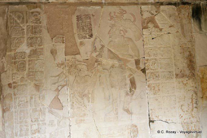 Flachrelief des Angebots um Maya Hieroglyphen, Templo XIV, Palenque umgeben - Mexiko
