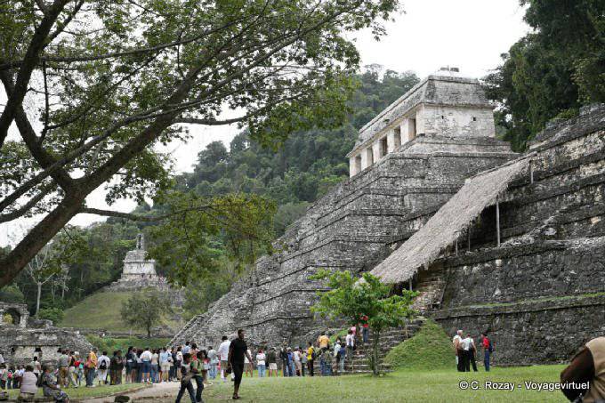 am Fuß der Treppe, Templo de las Inscripciones, Palenque - Mexiko