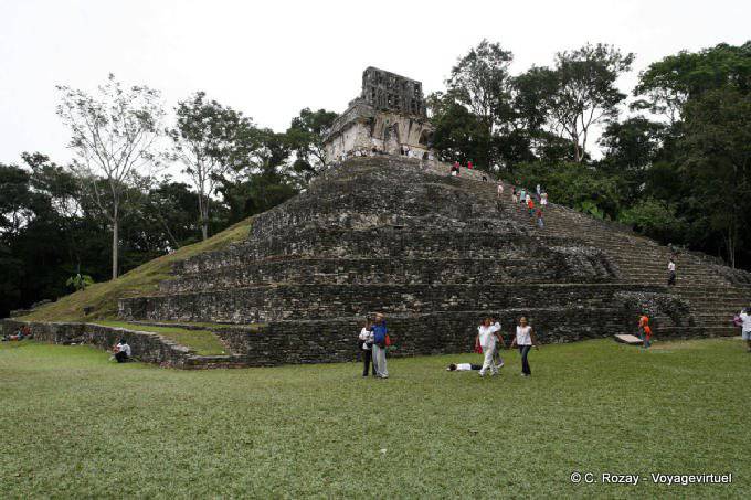 Am Fuße der Pyramide Tempel des Kreuzes, Palenque - Mexiko