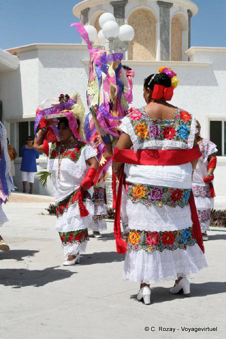Ballett in typischer Tracht, Puerto Morelos - Mexiko