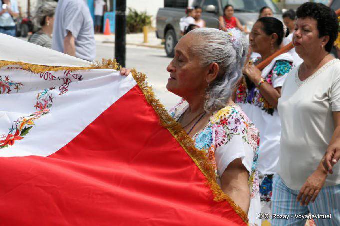Alte Frau bei einer Demonstration, Puerto Morelos - Mexiko