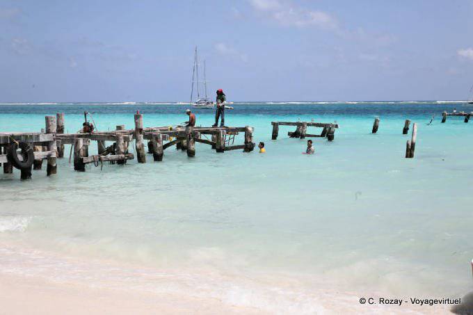 Wiederherstellung einer hölzernen Anklagebank, Puerto Morelos - Mexiko