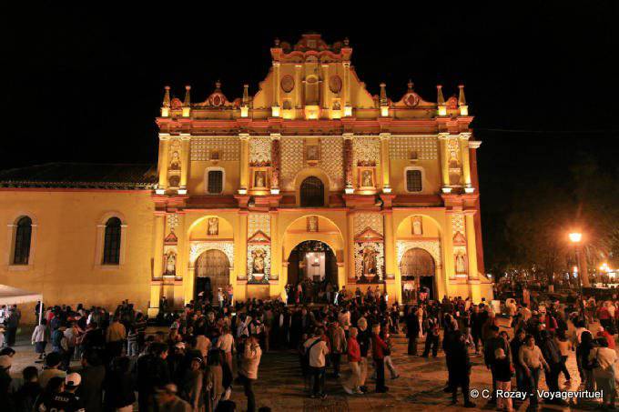 Drängen sich in der Nacht vor der Kathedrale, San Cristobal de las Casas - Mexiko