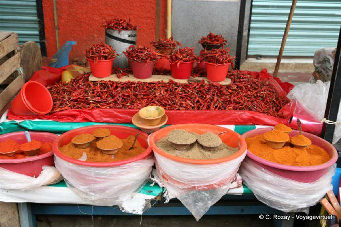Chillies und Gewürzen aller Art, Gran Mercado San Cristobal de Las Casas - Mexiko