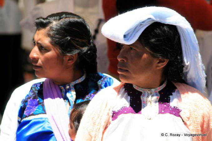 Weißen Schal auf dem Kopf, Traditionelle kleidung, Friedensplatz in San Cristobal de Las Casas - Mexiko