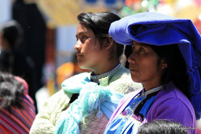 Ein Tzotzil und blauer Wolle rebozo Platz vor der Kathedrale, San Cristobal de las Casas - Mexiko