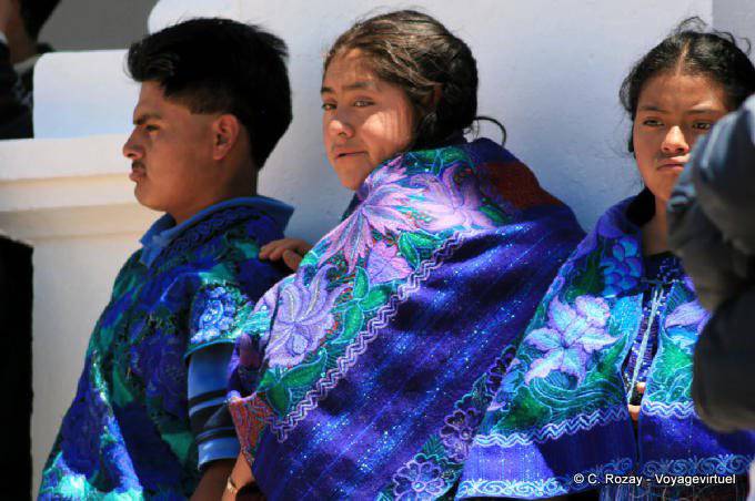 Traditionelle blauen Schal mit lila Blumen, Friedensplatz in San Cristobal de Las Casas - Mexiko