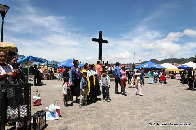Überqueren Sie die Mitte der Plaza de la Paz, San Cristobal de las Casas - Mexiko