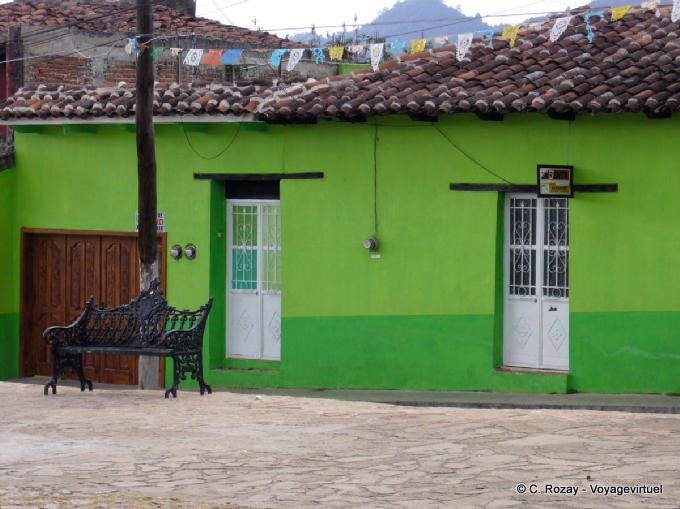 Eisen-Bank vor dem Gewächshaus, Plazuela del Cerrillo San Cristobal de las Casas - Mexiko