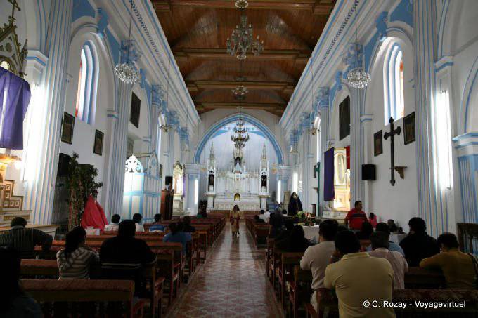Das Kirchenschiff der Kirche von Santa Lucia, San Cristobal de las Casas - Mexiko