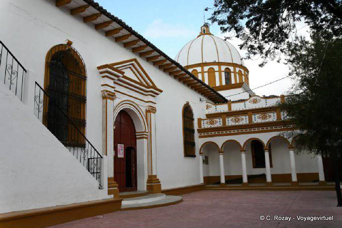 Seitenkapelle und die Kuppel der Kirche von Guadalupe, San Cristobal de las Casas - Mexiko