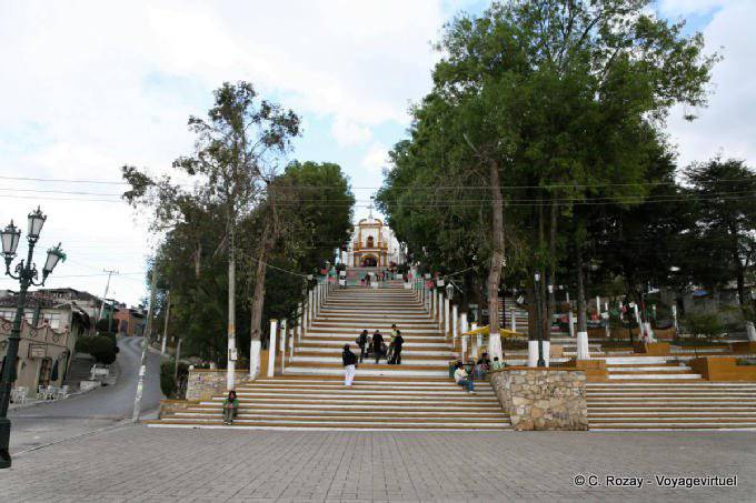 Am Fuße der Treppe der Kirche von Guadalupe, San Cristobal de las Casas - Mexiko