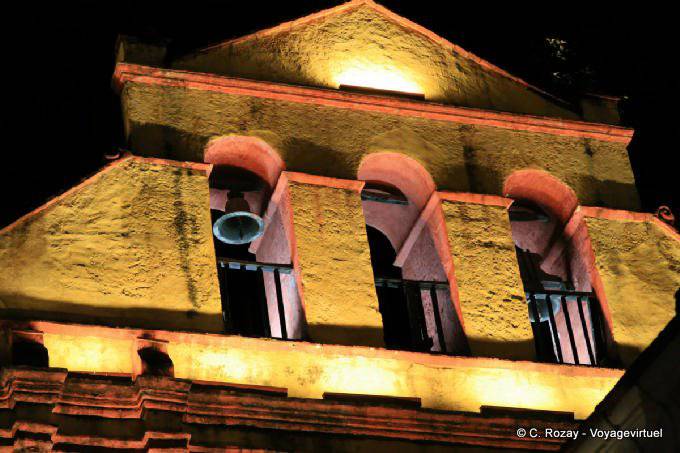 Der Glockenturm in der Nacht gesehen, Kirche San Nicolás, San Cristobal de las Casas - Mexiko