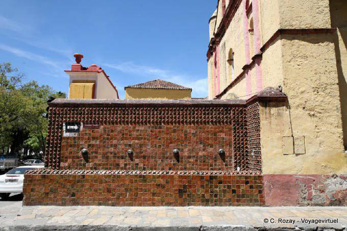Brunnen vor der Kirche, Kirche San Nicolás, San Cristobal de las Casas - Mexiko