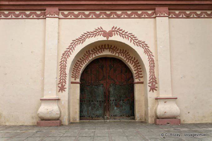 Portal und Dekoration der Kirche von San Francisco, San Cristobal de las Casas - Mexiko