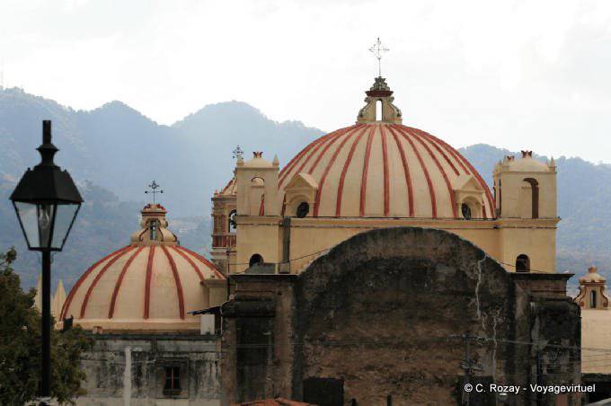 Die Kuppeln der Kirche von La Caridad, San Cristobal de las Casas - Mexiko