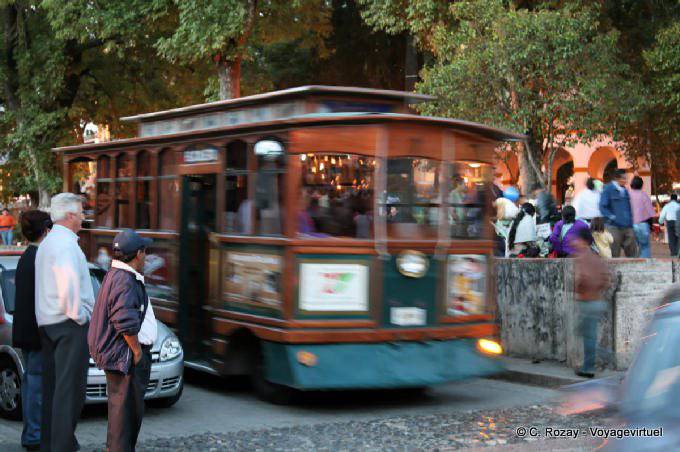 Passage der Straßenbahn in San Cristobal de Las Casas - Mexiko