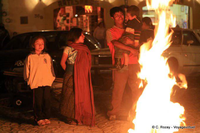 Familie vor dem Feuer, Osternacht in San Cristobal de Las Casas - Mexiko